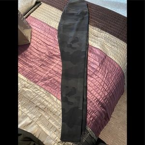 Alo Camo leggings size medium - defect